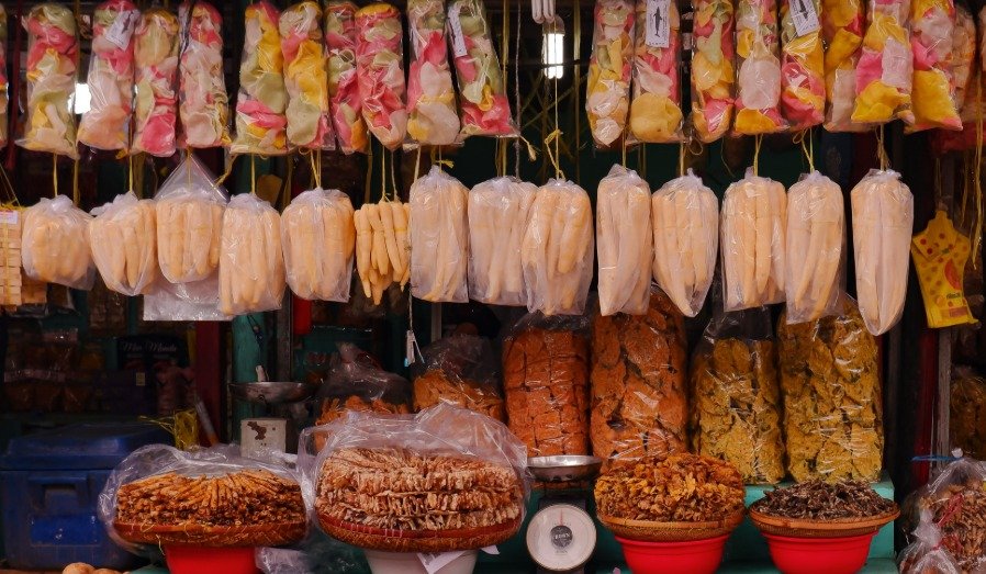 Aneka Keripik Oleh Oleh